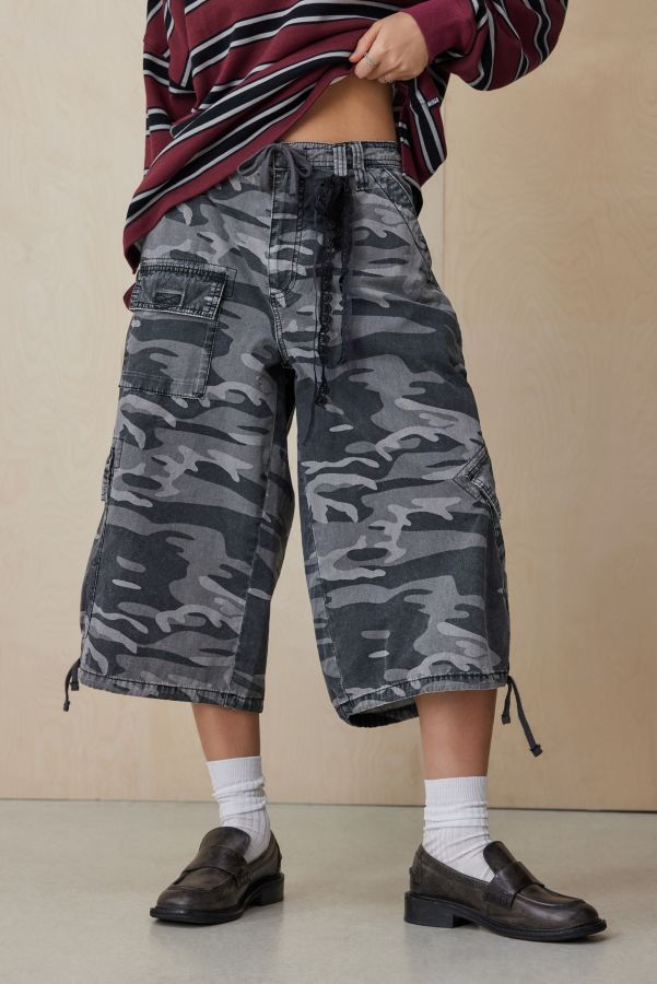 Slide View: 1: BDG Detroit Camouflage Cropped Cargo Pants