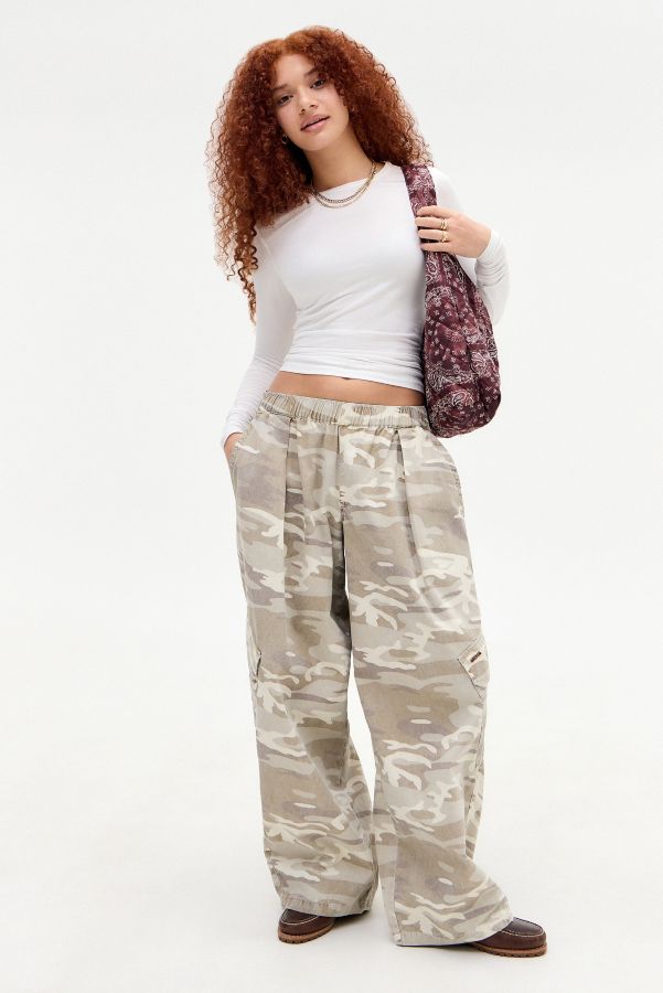 Vista diapositiva: 1: BDG Bobbi Sand Camo Trousers