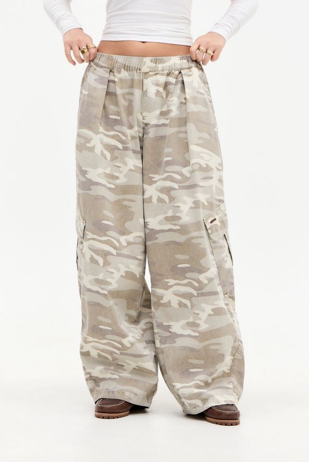 Vista diapositiva: 2: Pantaloni BDG Bobbi Sand Camo