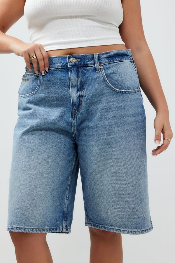 Slide View: 6: BDG Missouri Longline Light-Wash Jorts