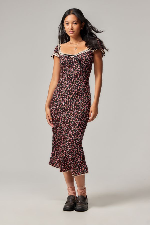 Slide View: 1: Light Before Dark Saskia Floral Midi Dress