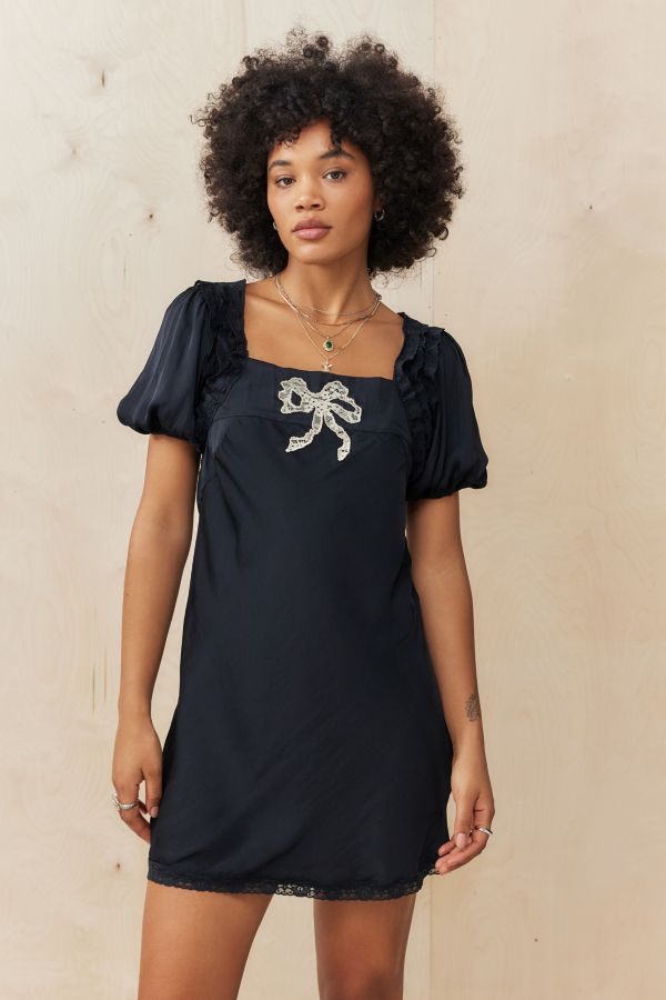 Slide View: 1: Kimchi Blue Noa Bow Applique Babydoll Mini Dress