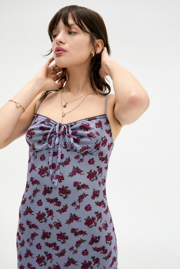 Vista de diapositivas: 2: Vestido Largo de Malla con Nudo Frontal Floral de UO