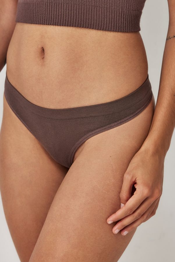 Vista de diapositivas: 1: Fuera de debajo de Markie Tanga sin costuras