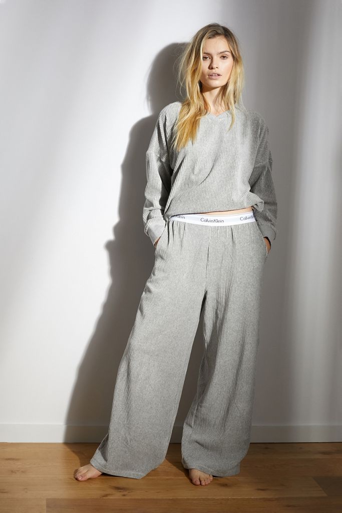 Calvin Klein Moderne Jogginghose In Grau Aus Baumwollsamt Mit Weit Geschnittenen Beinen Urban Outfitters De