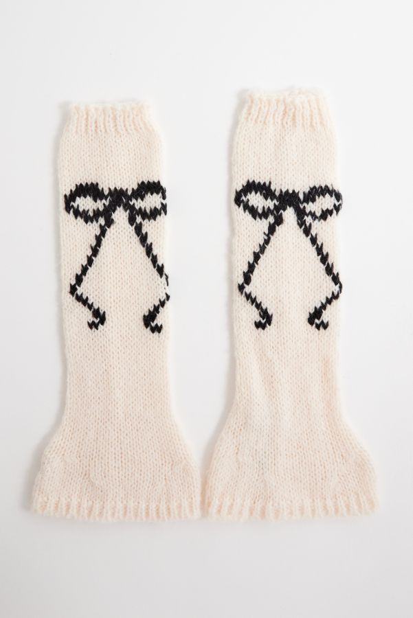 Vista diapositiva: 3: Out From Under Bow Leg Warmers