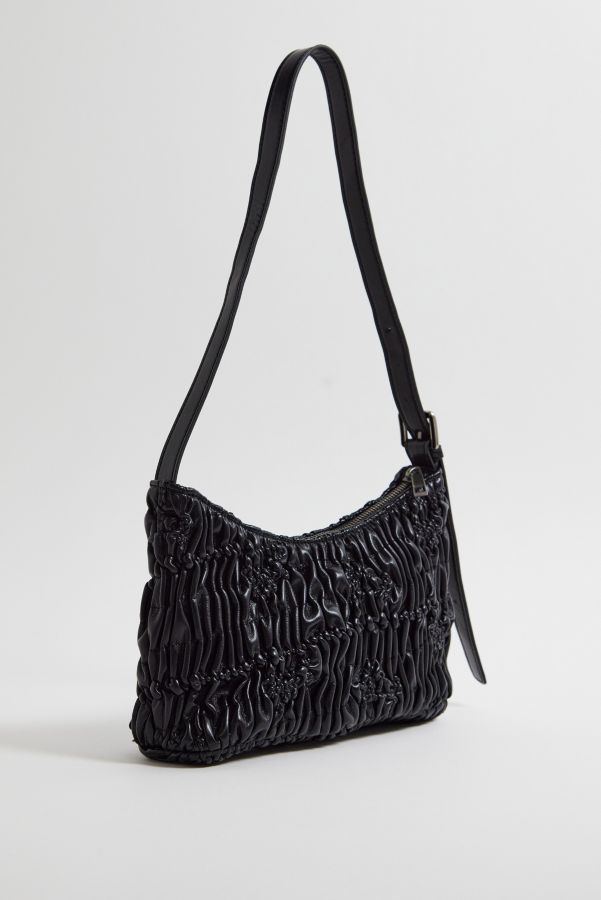 Vista de diapositivas: 4: UO Ruched Faux Leather Shoulder Bag