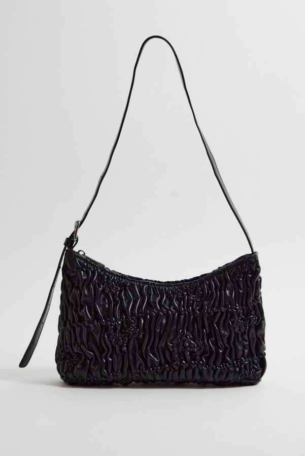 Vista de diapositivas: 5: UO Ruched Faux Leather Shoulder Bag