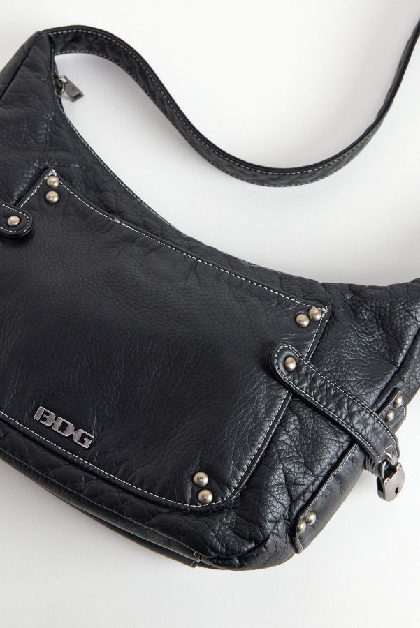 Vista de diapositivas: 4: BDG Reggie Faux Leather Sling Bag