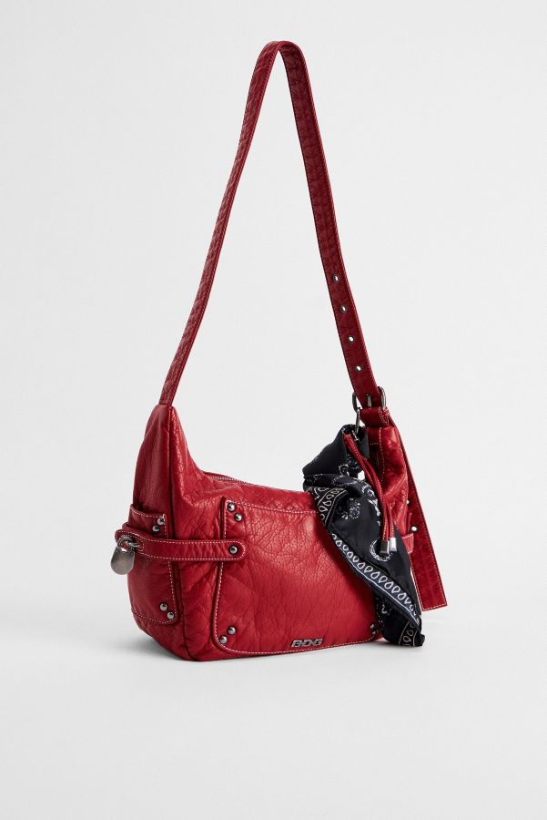 Vista diapositiva: 3: BDG Reggie Scarf Faux Leather Sling Bag