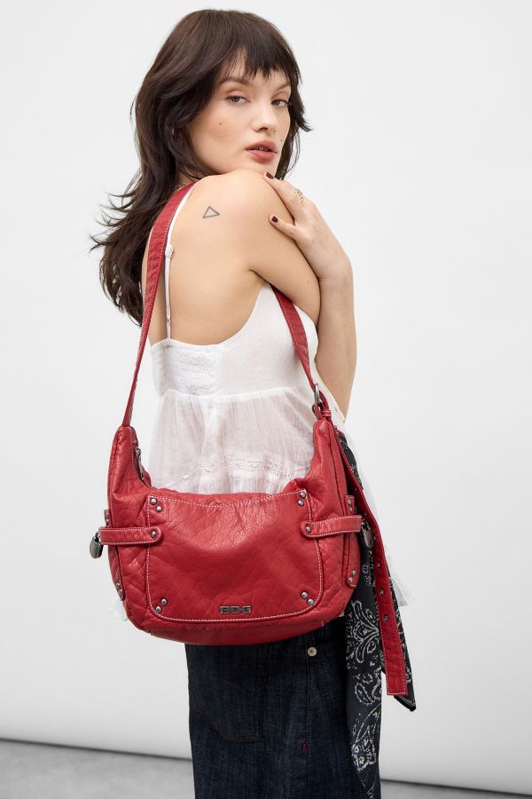 Vista diapositiva: 4: BDG Reggie Scarf Faux Leather Sling Bag