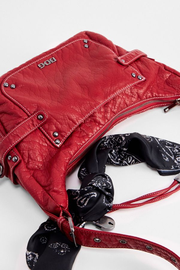 Vista diapositiva: 6: BDG Reggie Scarf Faux Leather Sling Bag