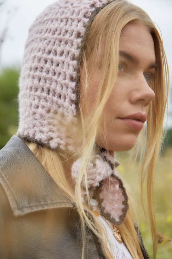 Slide View: 1: UO Contrast Knit Bonnet