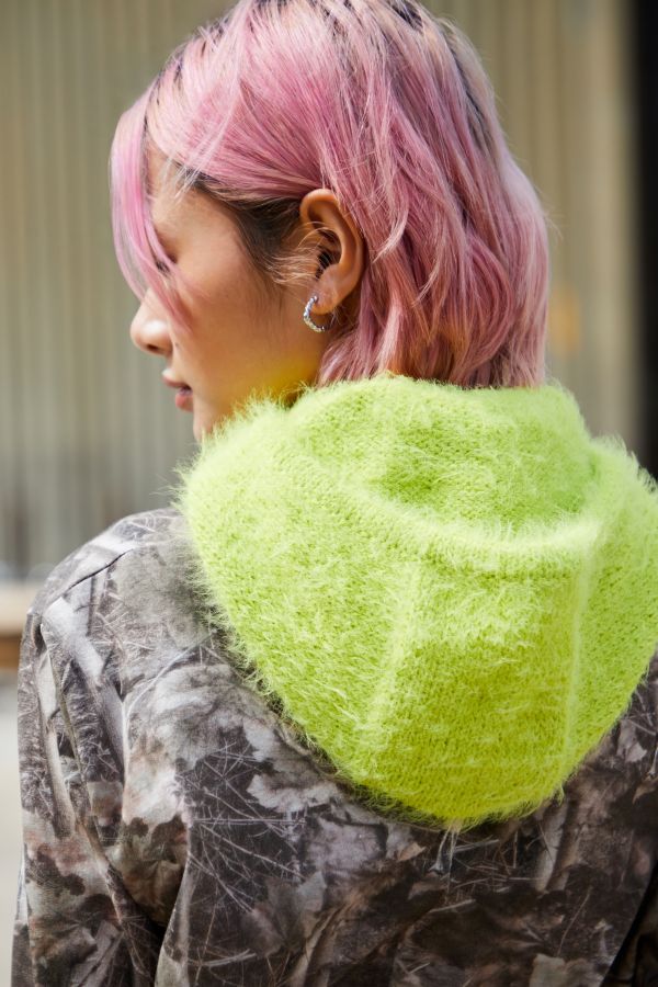 Vista diapositiva: 2: UO Kody Fluffy Knitted Hood