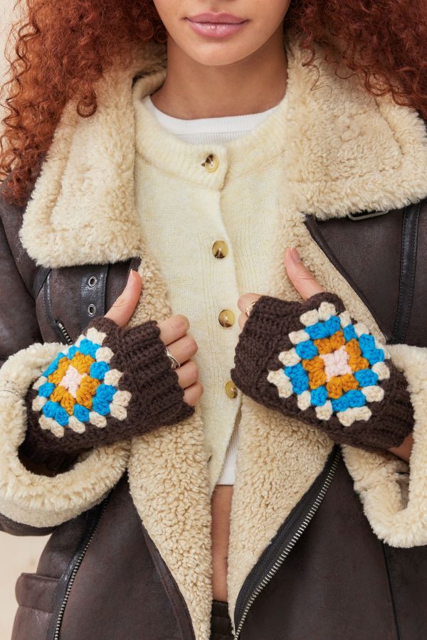 Vista diapositiva: 1: Kimchi Blue Crochet Style Fingerless Gloves