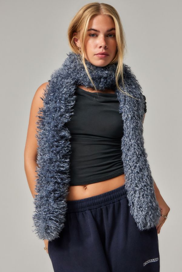 Slide View: 1: UO Extra Large Fluffy Scarf