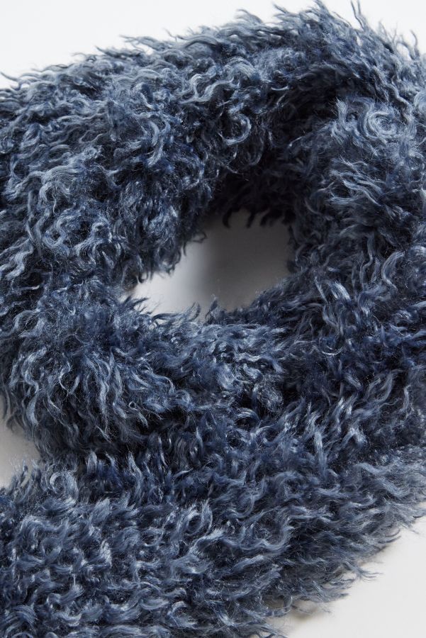 Slide View: 4: UO Extra Large Fluffy Scarf