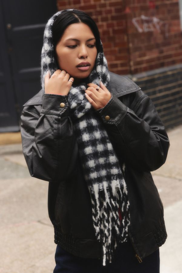 Slide View: 1: UO Gingham Blanket Scarf