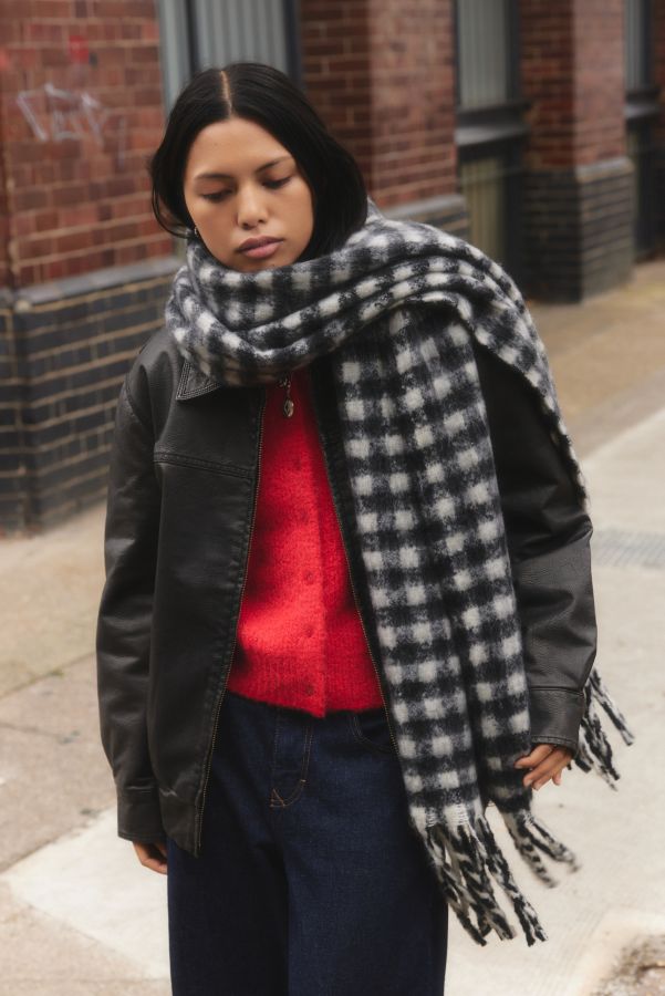 Slide View: 2: UO Gingham Blanket Scarf