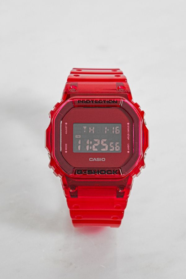 Casio - Montre rouge translucide G-Shock DW5600 | Urban Outfitters FR