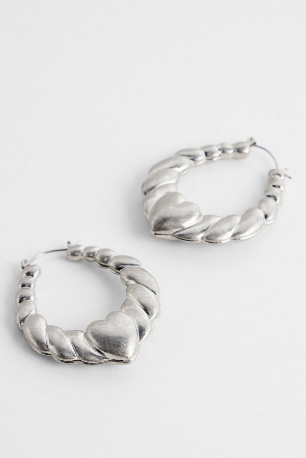 Slide View: 3: UO Chunky Heart Hoop Earrings