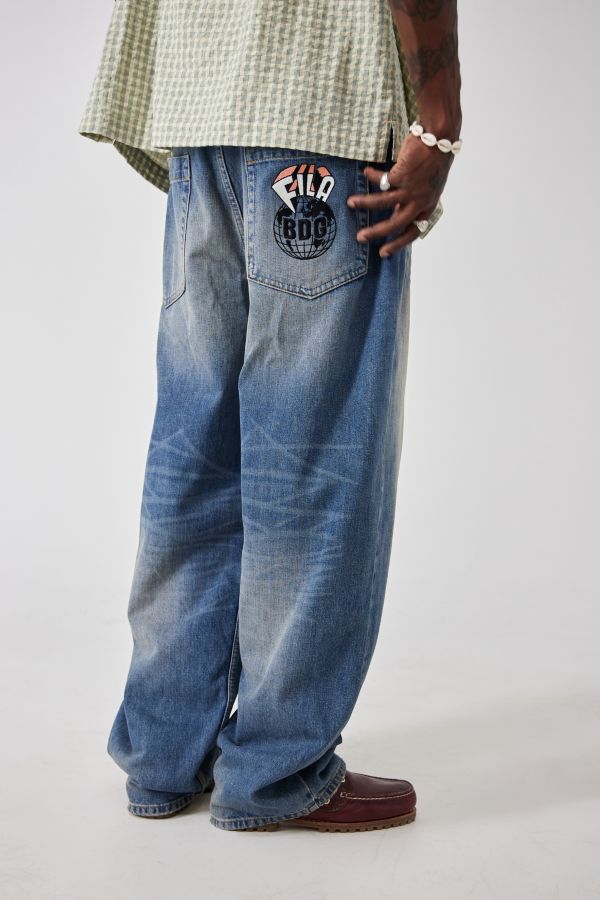 Slide View: 4: Fila x BDG Mittlere Waschung Denim Jeans