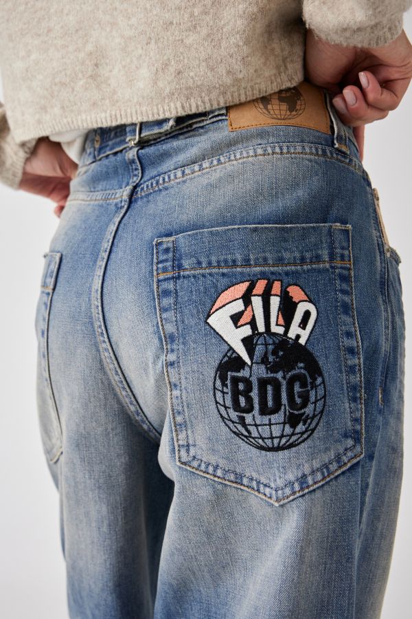 Slide View: 7: Fila x BDG Mittlere Waschung Denim Jeans