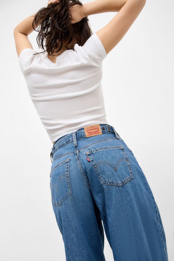 Vista de diapositivas: 2: Jeans Holgados con Cinturón Levi's