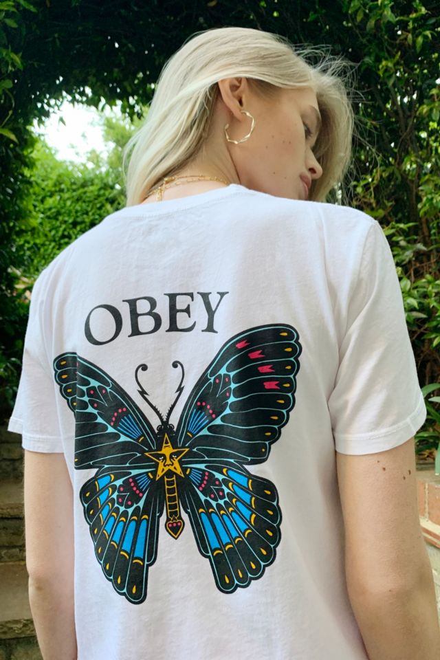 Obey T Shirt Mit Schmetterling Logo Urban Outfitters De