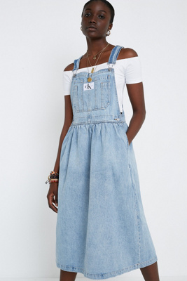 Calvin Klein Jeans Latzkleid Iconic In Midilange Urban Outfitters De