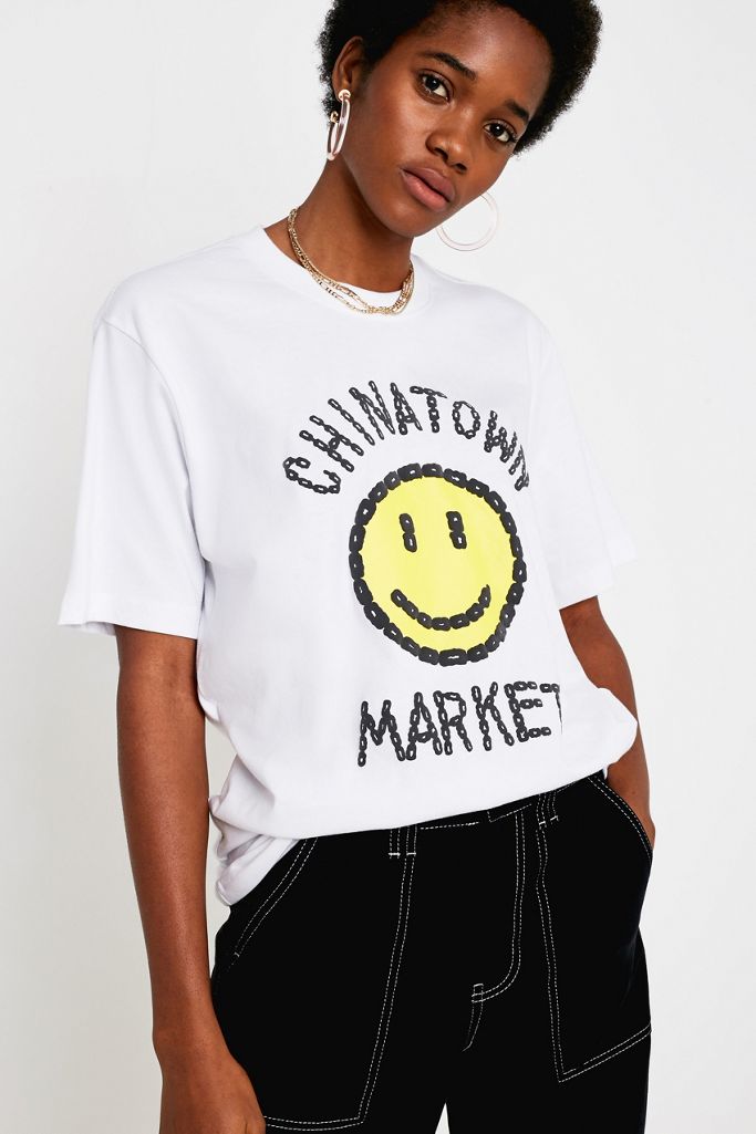 Chinatown Market X Smiley UO Exclusive – T-Shirt in Weiß | Urban