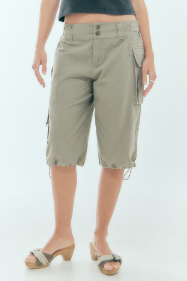 Vista de diapositivas: 1: Pantalones Cargo Capri Exclusivos de UO Bench