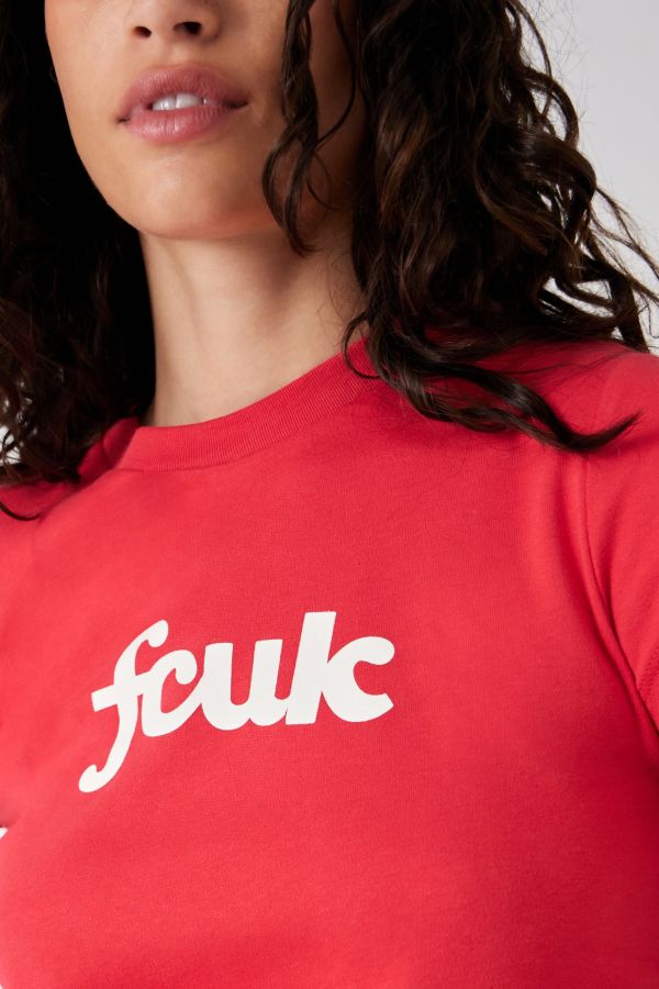 Vista de diapositivas: 3: Camiseta Baby FCUK UO Exclusiva con Logotipo de Desplazamiento