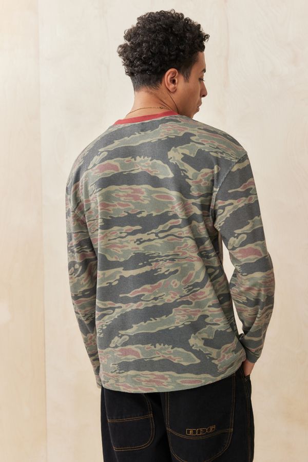 Slide View: 4: T-shirt à manches longues en gaufre camouflage UO