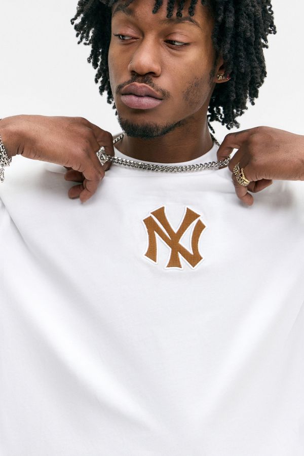 Vista diapositiva: 2: T-Shirt UO Esclusiva NY Yankees New Era