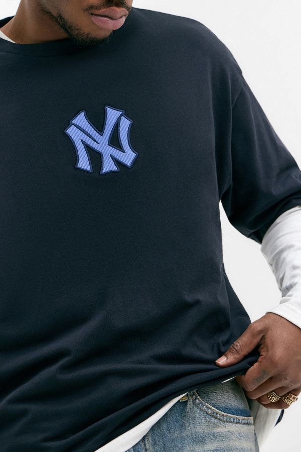 Vista diapositiva: 4: T-shirt New Era UO Esclusiva NY Yankees Blu Navy