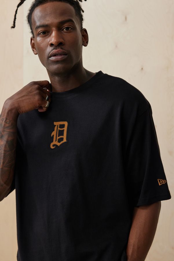 Slide View: 1: New Era UO Exclusive Black Detroit Tigers T-Shirt