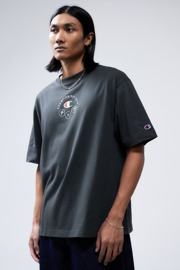 Vista de diapositivas: 1: Camiseta Champion UO Exclusiva Negra Arco Japonés