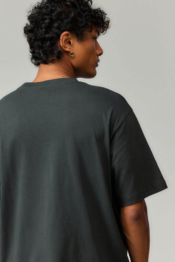 Slide View: 4: Champion UO Exclusive Schwarz Farbverlauf Arc T-Shirt