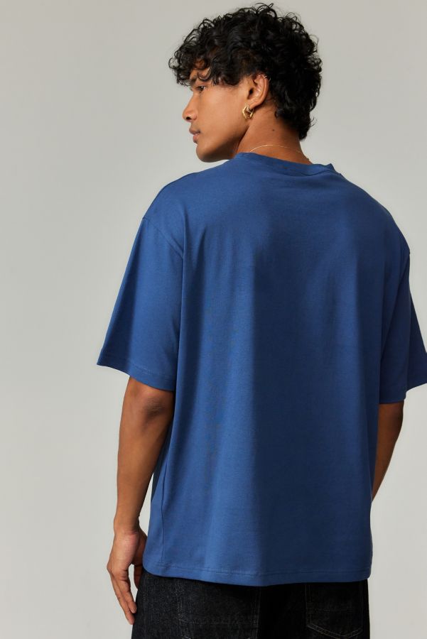 Slide View: 4: T-shirt Champion UO Exclusif Dégradé Bleu Marine Arc