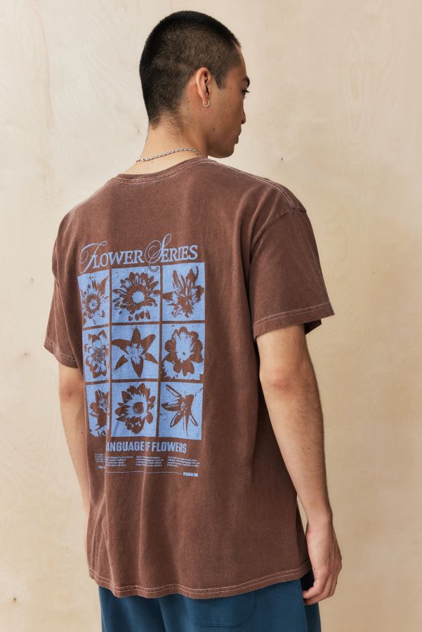 Slide View: 4: UO Braun Blume Serie T-Shirt