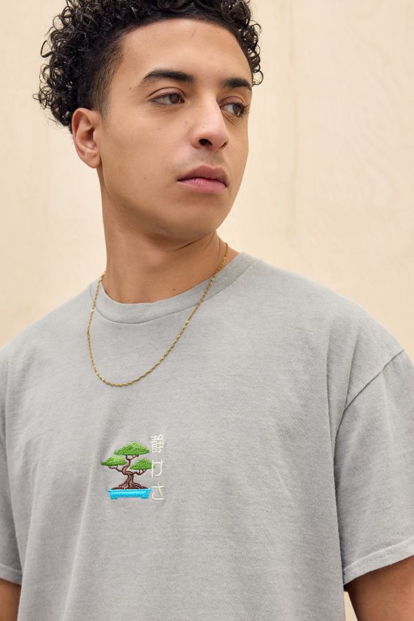 Vista diapositiva: 3: UO Grigio Scuro Bonsai Albero T-Shirt