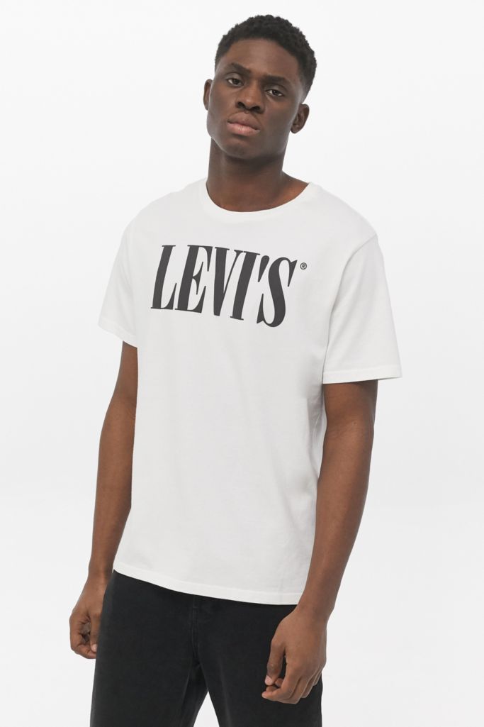 Levi’s ‘90s Serif Logo White Relaxed T-Shirt | Urban Outfitters UK