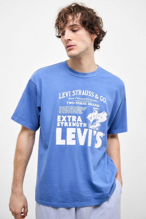 Vista de diapositivas: 2: Camiseta Gráfica Levi's Azul con Póster de Archivo