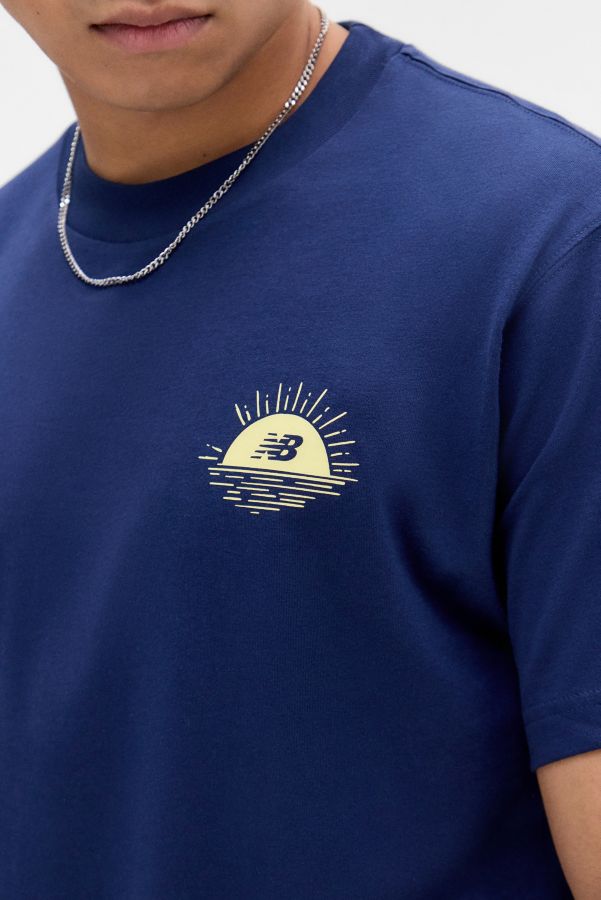 Slide View: 3: T-shirt New Balance Bleu Marine Lobster Boat