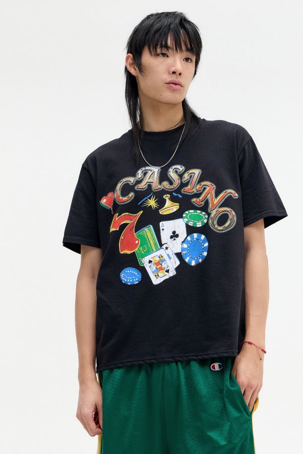 Slide View: 1: UO Schwarz Casino T-Shirt