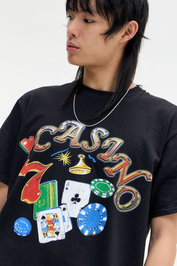 Slide View: 2: UO Schwarz Casino T-Shirt