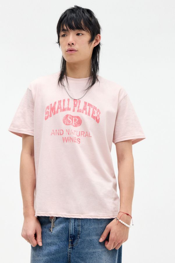 Slide View: 1: UO Rosa Kleine Teller T-Shirt