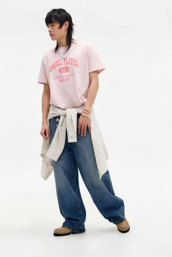 Slide View: 2: UO Rosa Kleine Teller T-Shirt