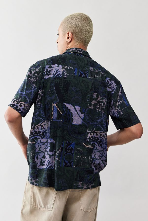 Vista de diapositivas: 4: BDG Paisley Print Shirt